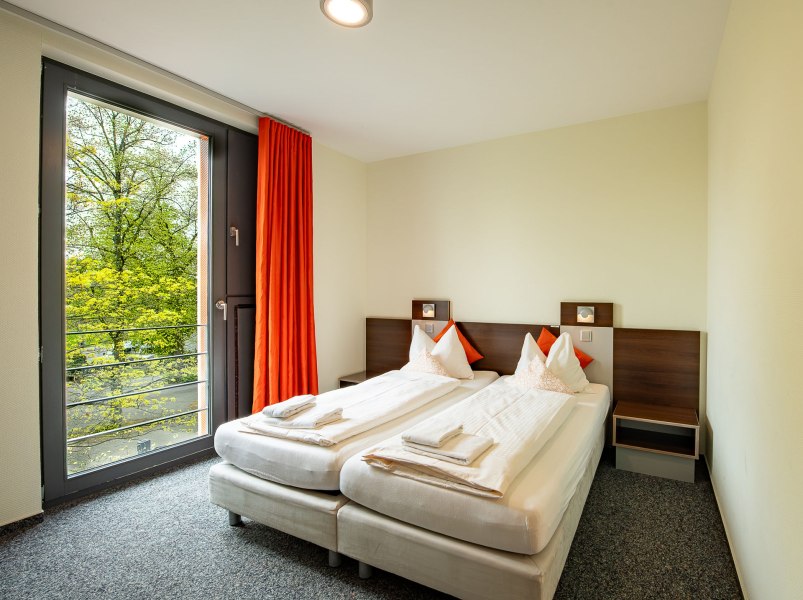 30 JH D&uuml;sseldorf Zweibettzimmer, &copy; Jugendherberge D&uuml;sseldorf/ Sandra Sperlinger