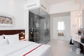 Wow Zimmer mit Regendusche, © Copyright/Ruby Leni Hotel Dusseldorf
