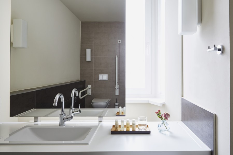 Disabled bathroom, © Copyright/Hotel Indigo Düsseldorf - Victoriaplatz Disabled bathroom, © Copyright/Hotel Indigo Düsseldorf - Victoriaplatz