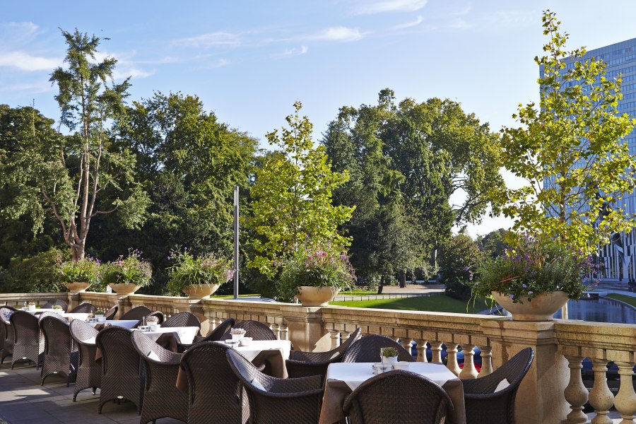 Eck-Terrasse, © Copyright/Steigenberger Parkhotel