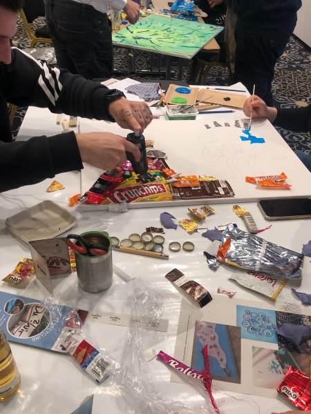 re.create Workshop-Upcycling-kleben-Anne Metzler Planet Upcycling, © Anne Metzler Planet Upcycling re.create Workshop-Upcycling-kleben-Anne Metzler Planet Upcycling, © Anne Metzler Planet Upcycling