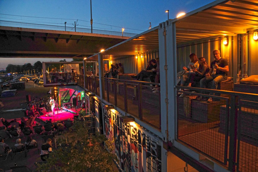 Terrasse_bei_Nacht, © Stadtstrand Düsseldorf GmbH Terrasse_bei_Nacht, © Stadtstrand Düsseldorf GmbH