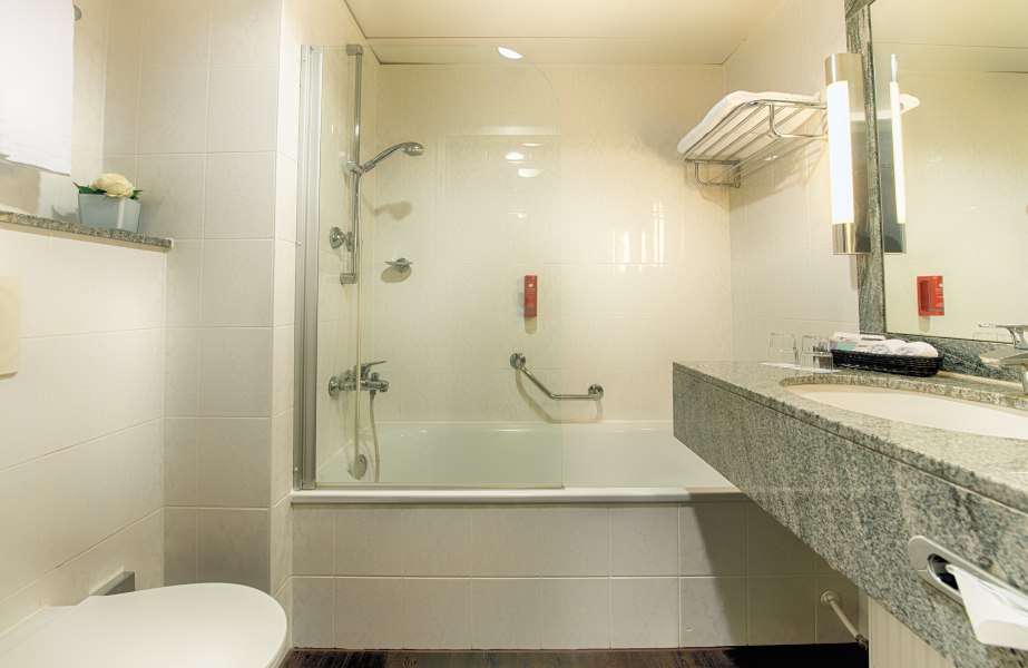 Bathroom, © Copyright/Leonardo Hotel Düsseldorf Königsallee Bathroom, © Copyright/Leonardo Hotel Düsseldorf Königsallee
