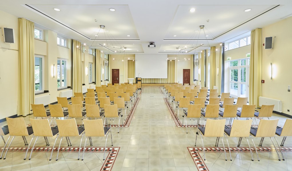 hotel-mutterhaus-groayer-saal-caroline-fliedner-stuhlreihen-23_13127_02-verkleinert, &copy; Copyright: Hotel Mutterhaus
