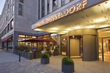 004MeliaDusseldorf-Entrance night, © Meliá Hotels International / Francisco Guerrero 004MeliaDusseldorf-Entrance night, © Meliá Hotels International / Francisco Guerrero