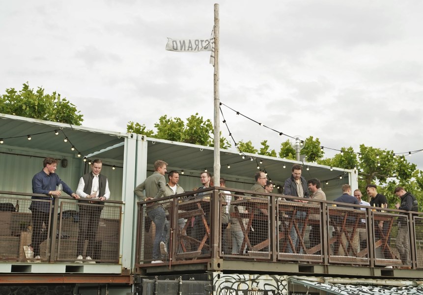 Terrasse_stehtische, © Stadtstrand Düsseldorf GmbH Terrasse_stehtische, © Stadtstrand Düsseldorf GmbH