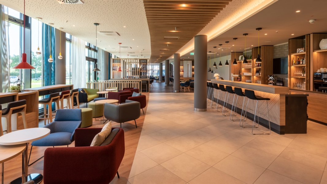 hiex_duesseldorf_hauptbahnhof_bar1, © Copyright/Holiday Inn Express Düsseldorf - Hauptbahnhof