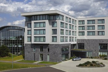 Außenansicht, © @ Hotel Fire & Ice im Alpenpark Neuss Außenansicht, © @ Hotel Fire & Ice im Alpenpark Neuss