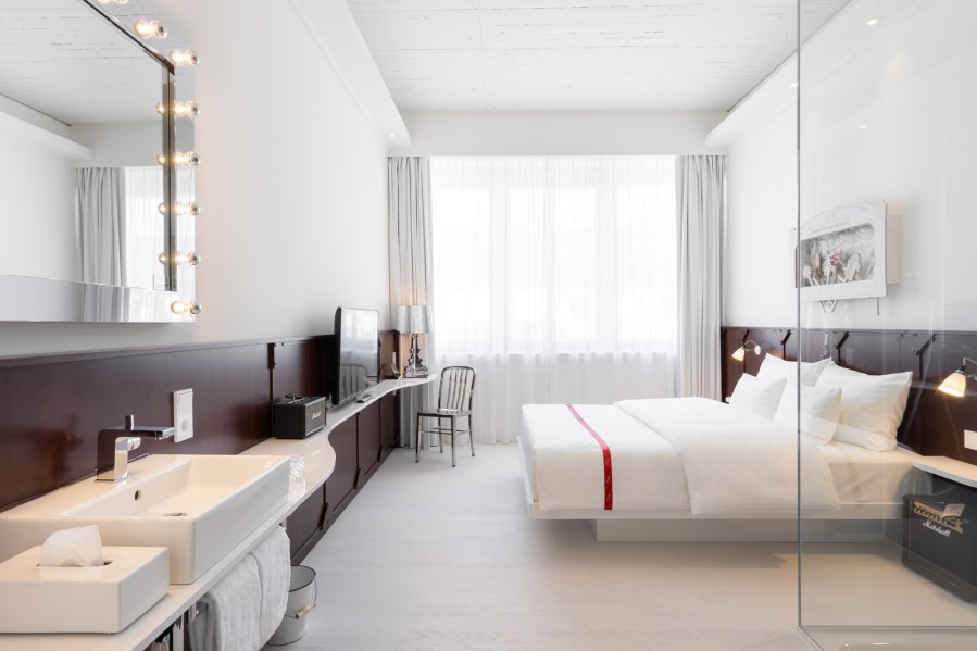 Wow Zimmer mit luxuriösem Bett, © Copyright/Ruby Leni Hotel Dusseldorf