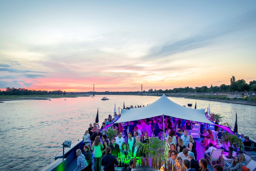 06upper-deck-stretch-tent-futura-7, &copy; Copypright/OCEANDIVA DEUTSCHLAND GmbH