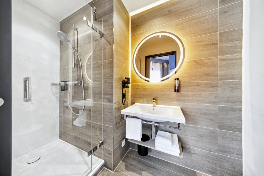 h-hotels_zimmer-komfort-einzelzimmer-bad-01-h2-hotel-duesseldorf-seestern_original-kommerz-nutzung-_1ea0d206_1, © Copypright/HH7 Hotel-Betriebs- und Management GmbH