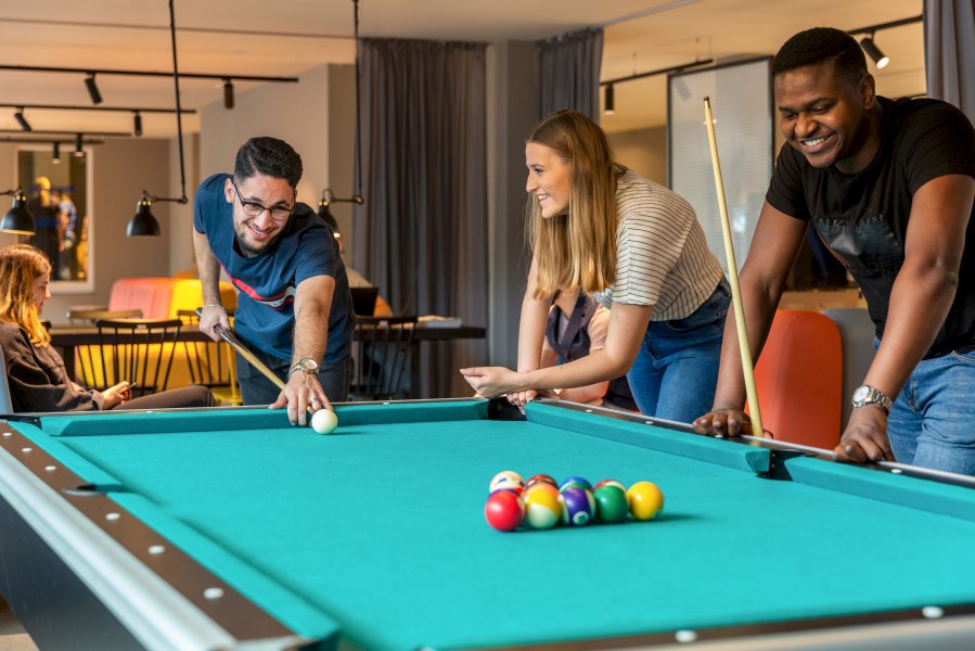 aohostels_d&uuml;sseldorf_billiard_02_10MB, &copy; a&o hostel D&uuml;sseldorf Hauptbahnhof