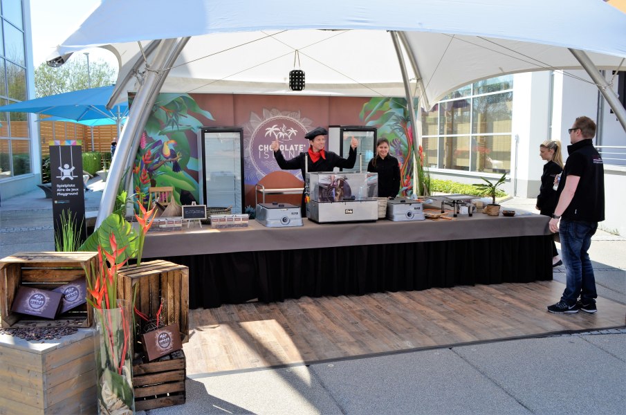 Outdoor Booth, © Copyright/Soirée Chocolat