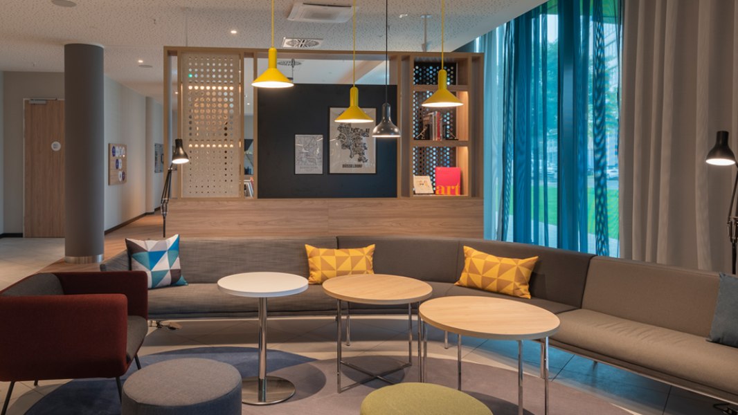 hiex_duesseldorf_hauptbahnhof_breakfast_lobby, © Copyright/Holiday Inn Express Düsseldorf - Hauptbahnhof