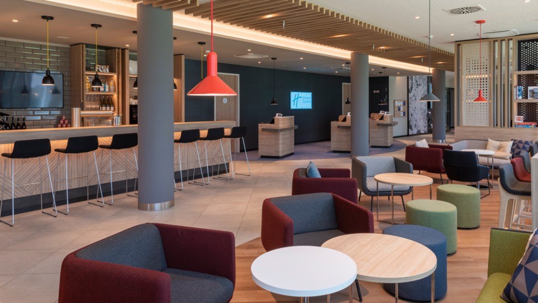 hiex_duesseldorf_hauptbahnhof_bar2, © Copyright/Holiday Inn Express Düsseldorf - Hauptbahnhof